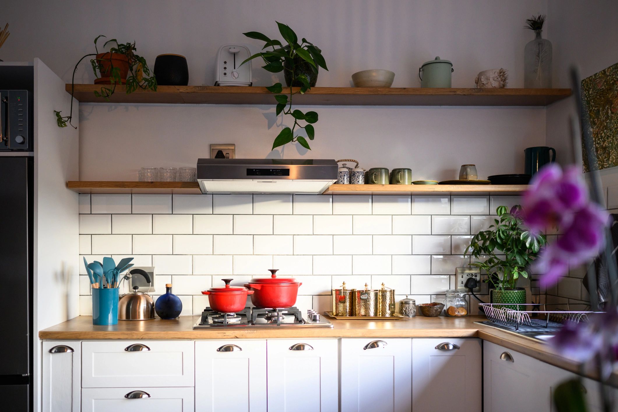Bright kitchen with classic finishes and natural materials